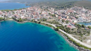 Drone Sithonia, Chalkidiki, Yunanistan için sahil Neos Marmaras şehir üzerinde mavi deniz su üzerinde havadan görünümü