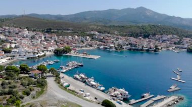 Drone Sithonia, Chalkidiki, Yunanistan için sahil Neos Marmaras şehir üzerinde mavi deniz su üzerinde havadan görünümü