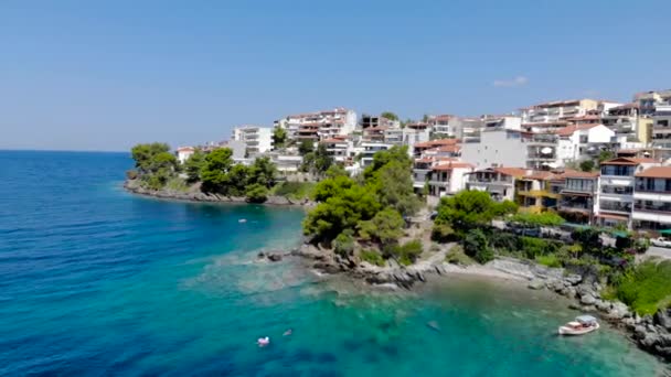 シトニア ハルキディキ ギリシャのテッサロニキ海岸町の青い海の水の上無人空中写真 — ストック動画