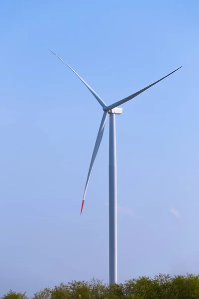 Eine Einzige Windkraftanlage Mit Blauem Himmel Hintergrund Windkraftanlage Für Erneuerbare — Stockfoto