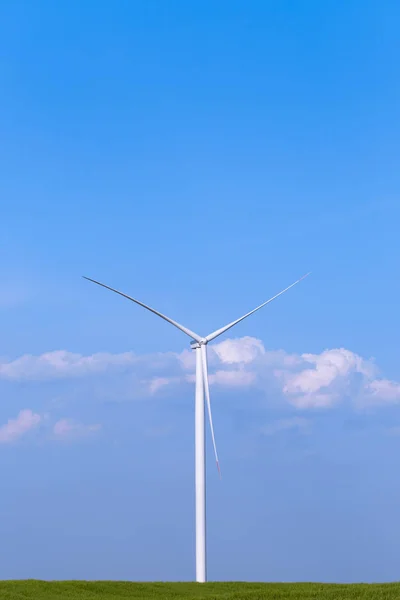 Eine Einzelne Windkraftanlage Auf Einem Grünen Landwirtschaftlichen Feld Mit Blauem — Stockfoto