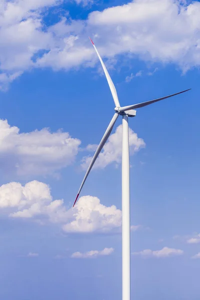 Windkraftanlage Mit Teilweise Bewölktem Blauem Himmel Hintergrund Windkraftanlagen Für Erneuerbare — Stockfoto