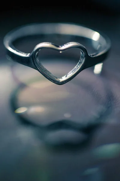 Ezüst Szív Alakú Gyűrű Tükrözi Szürke Háttér — Stock Fotó