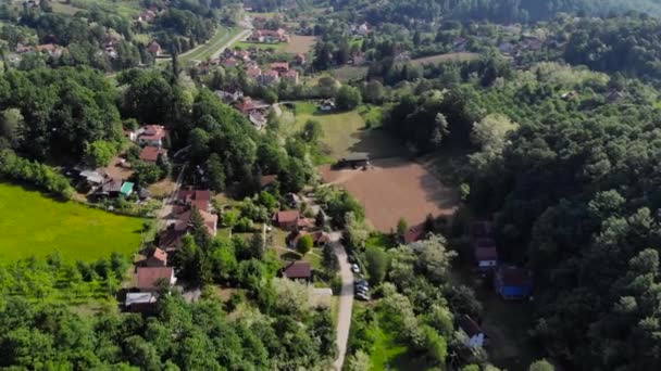 Luchtfoto Drone Schot Oost Europese Bergdorp Omringd Met Bos Weelderig — Stockvideo