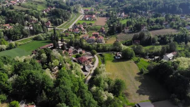 Luchtfoto Drone Schot Oost Europese Bergdorp Omringd Met Bos Weelderig — Stockvideo