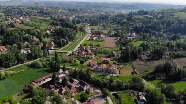 Drone Aéreo Disparado Sobre Aldeia Montanhosa Leste Europeu Cercada Floresta — Vídeo de Stock