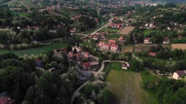 Luchtfoto Drone Schot Oost Europese Bergdorp Omringd Met Bos Zonsondergang — Stockvideo