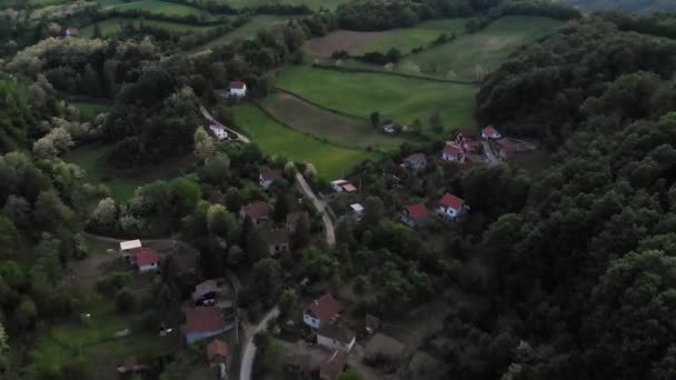 Drone Aéreo Disparado Sobre Aldeia Montanhosa Leste Europeu Cercada Floresta — Vídeo de Stock