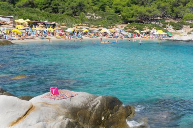 Halkidikya, Yunanistan portakal Plajı güneşli günde. Güzel bir plaj ile temiz turkuaz mavi su.