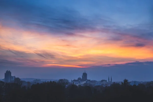 Тьмяні Зимові Сутінки Хмари Заході Сонця Над Темним Промисловим Містом — стокове фото