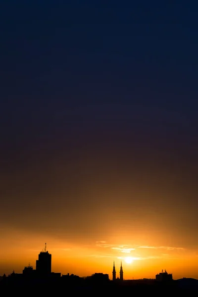 Прекрасное Закатное Небо Вечерний Городской Пейзаж Силуэт Зданий Ярком Облачном — стоковое фото