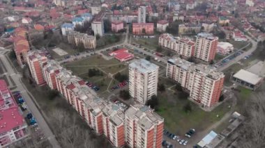 Kasaba binalar üzerinde uçan hava dron video. 4k Uhd