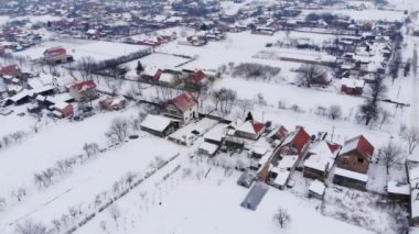 Robot Pamuk Prenses köyde hava görüntülerini ve gri kış hava