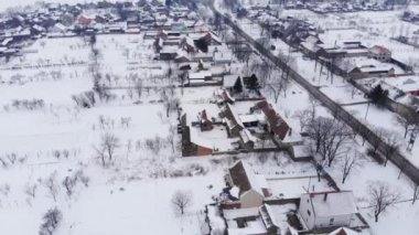 Robot Pamuk Prenses köyde hava görüntülerini ve gri kış hava