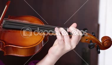 Bir genç kızın atış yakından onun keman sınıfta uygulamaları