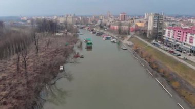 nehir, nehir sallar ve tekneler üzerinde casus uçak hava uçuş.