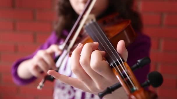 여자의 샷까지 가까운 교실에서 그녀의 바이올린 — 비디오