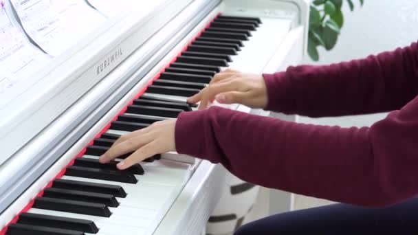 Chica Joven Manos Suéter Rojo Tocando Piano Madera Blanca — Vídeos de Stock