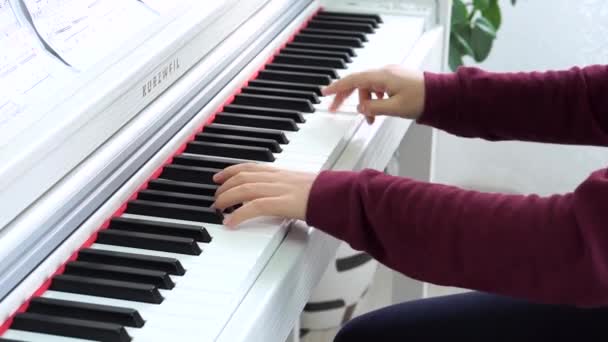 Rapariga Camisola Vermelha Mãos Jogando Piano Madeira Branco — Vídeo de Stock