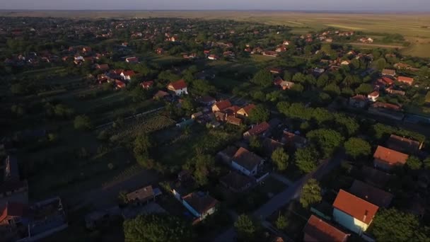 Düz Bir Arazi Küçük Köyde Dron Havadan Görüntüleri — Stok video