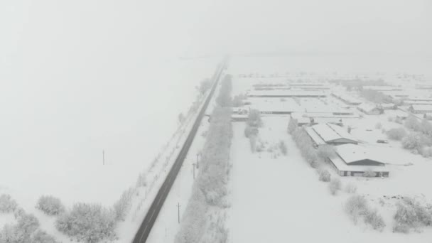 村の空中映像を のドローンは 雪で覆われました 白い曇った冬の天気 — ストック動画