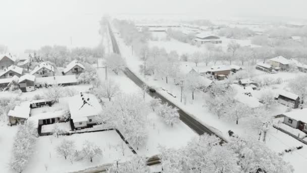 村の空中映像を のドローンは 雪で覆われました 白い曇った冬の天気 — ストック動画