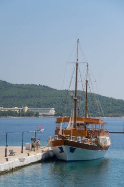 Büyük beyaz kahverengi ahşap Yelkenli kasaba dokta yanındaki bağlantılı.
