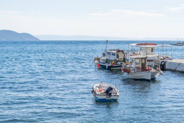 Küçük beyaz aşırı yüklenmiş balıkçı tekneleri yanında belgili tanımlık rıhtım demir attı..