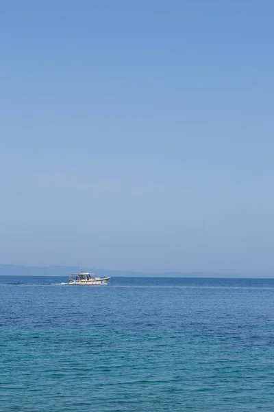 Pequeno Barco Motorizado Branco Com Homem Navega Mar Aberto — Fotografia de Stock