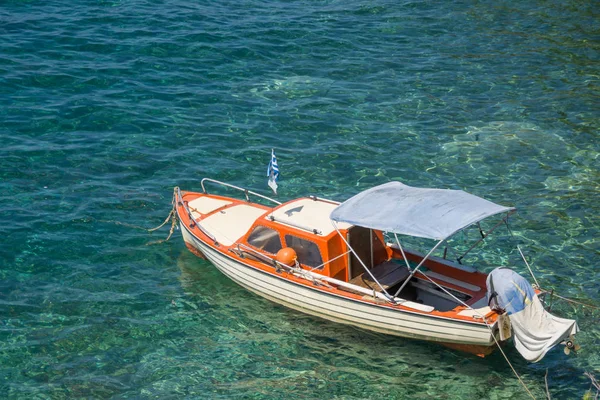 Kleine Witte Bruin Houten Gemotoriseerde Boot Verankerd Aan Kust — Stockfoto