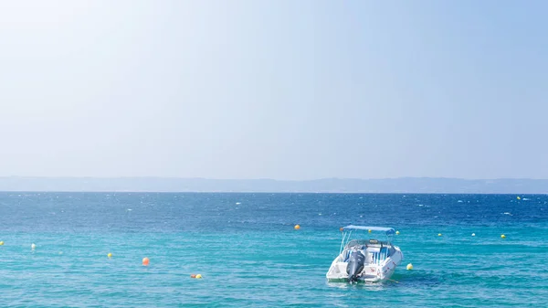Μικρό Λευκό Μπλε Μηχανοποιημένο Σκάφος Αγκυροβολημένο Στην Ακτή — Φωτογραφία Αρχείου