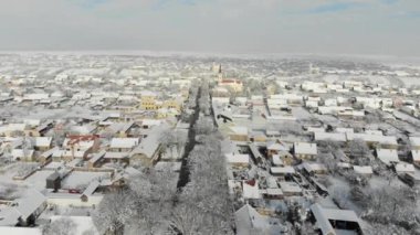 Uçak 4k düz köyde hava görüntülerini karla kaplı. Beyaz bulutlu kış hava.