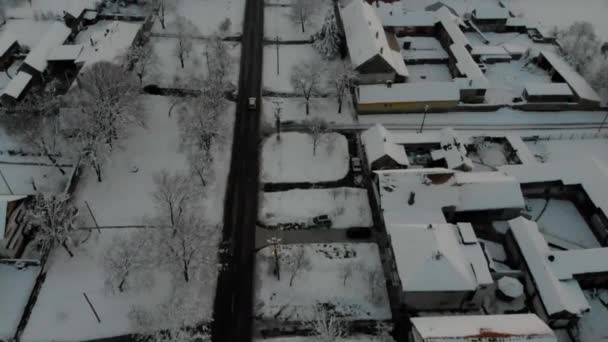 平野村の空中映像を のドローンは 雪で覆われました 白い曇った冬の天気 — ストック動画