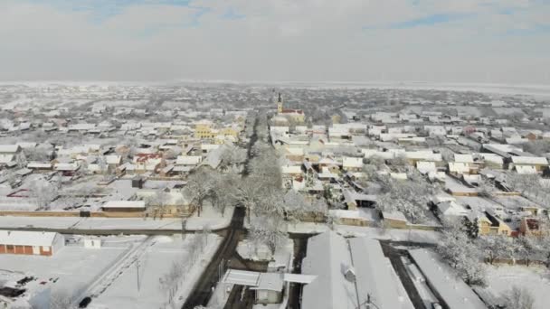 Drone Imágenes Aéreas Aldea Llanura Cubierta Nieve Clima Blanco Nublado — Vídeo de stock