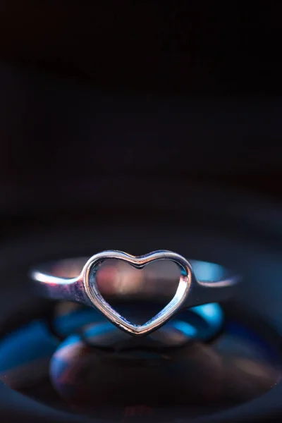 Bague Forme Coeur Argenté Avec Fond Bleu Noir — Photo