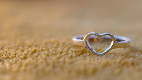 Anillo Forma Corazón Plateado Con Fondo Amarillo —  Fotos de Stock