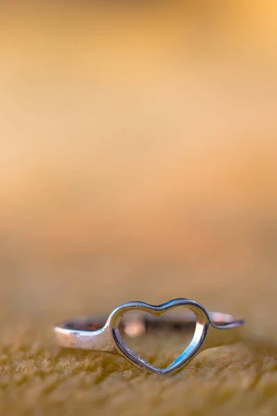 Zilveren Hart Vorm Ring Met Gele Achtergrond — Stockfoto