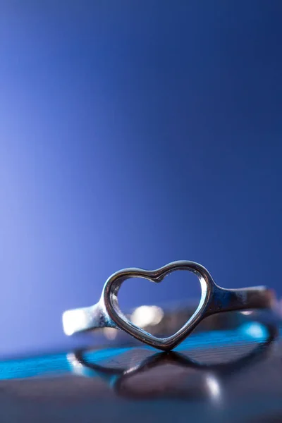 Bague Forme Coeur Argenté Avec Fond Bleu — Photo
