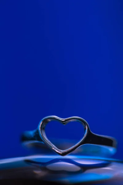 Bague Forme Coeur Argenté Avec Fond Bleu — Photo