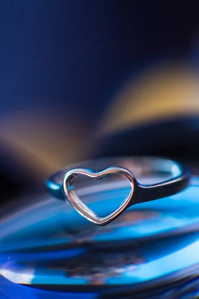 Zilveren Hart Vorm Ring Met Blauwe Achtergrond — Stockfoto