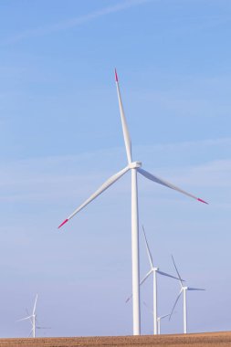 Yel değirmeni türbin grubu mavi gökyüzünde parçalı bulutlu: arka plan ile. Yenilenebilir enerji rüzgar türbinleri