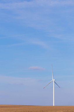 Rüzgar Türbini türbin arka planda parçalı bulutlu mavi gökyüzü ile. Yenilenebilir enerji Rüzgar türbinleri