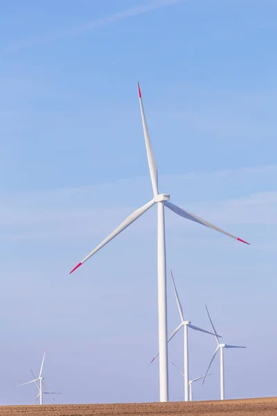 Molino Viento Turbina Granja Con Parcialmente Nublado Cielo Azul Fondo — Foto de Stock