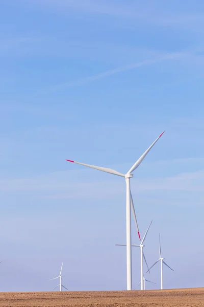 Molino Viento Turbina Granja Con Parcialmente Nublado Cielo Azul Fondo — Foto de Stock