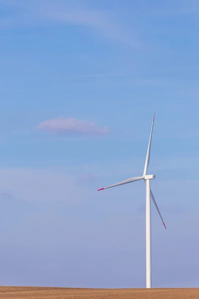 Windkraftanlage Mit Teilweise Bewölktem Blauem Himmel Hintergrund Windkraftanlagen Für Erneuerbare — Stockfoto