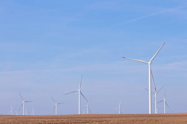 Molino Viento Turbina Granja Con Parcialmente Nublado Cielo Azul Fondo — Foto de Stock