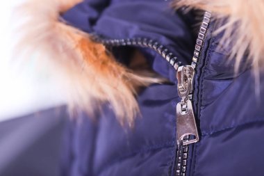 Kürk, kış moda kıyafeti ile mavi ceket fermuar yakın. Beyaz arka planda izole ceket.
