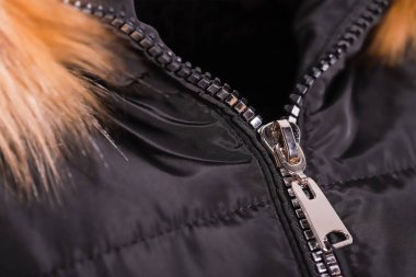 Kürk, kış moda kıyafeti ile siyah ceket fermuar yakın. Beyaz arka planda izole ceket.