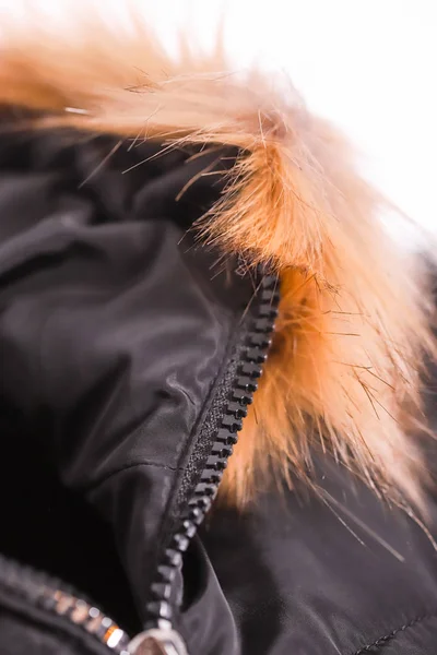 Nahaufnahme des Reißverschlusses an schwarzer Jacke mit Pelz, Wintermode-Outfit. Jacke isoliert auf weißem Hintergrund. — Stockfoto