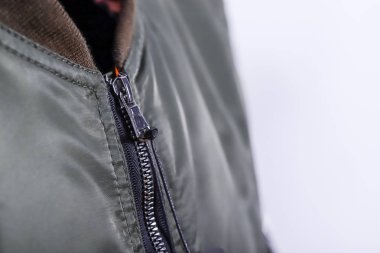 Zeytin yeşili ceket fermuar, kış moda kıyafeti yakın. Beyaz arka planda izole ceket.